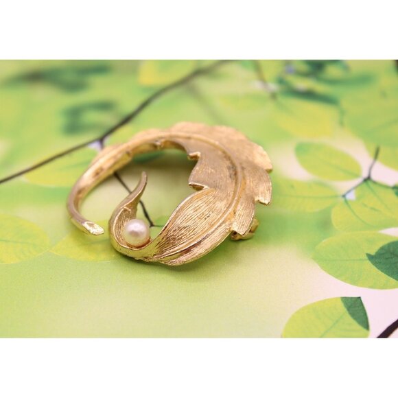 Leaf Pearl Swirl Gold Tone Brooch Lapel Hat Pin Brushed Textured Vintage Estate - Picture 2 of 8